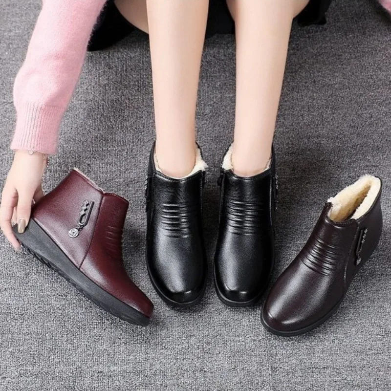 2026 New Winter Middle-aged Flat Shoes for Woman Fashion Comfortable Plush Warm Cotton Shoes Soft Bottom Non-slip Women Boots