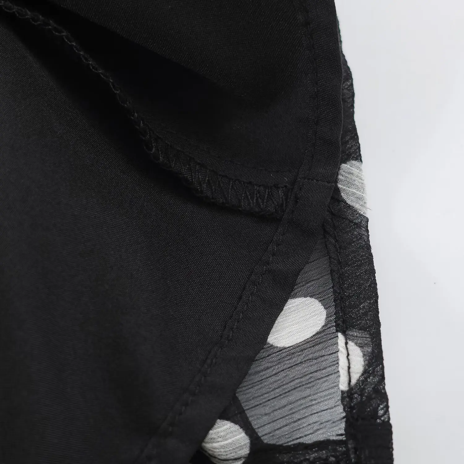 BSAY 2026 Herbst Vintage Polka Dot Damenbluse mit V-Ausschnitt, geschichtetem Rüschensaum, Laternenärmeln, Kordelzug am Ärmelbund und lässigem Schnitt – Detail 19