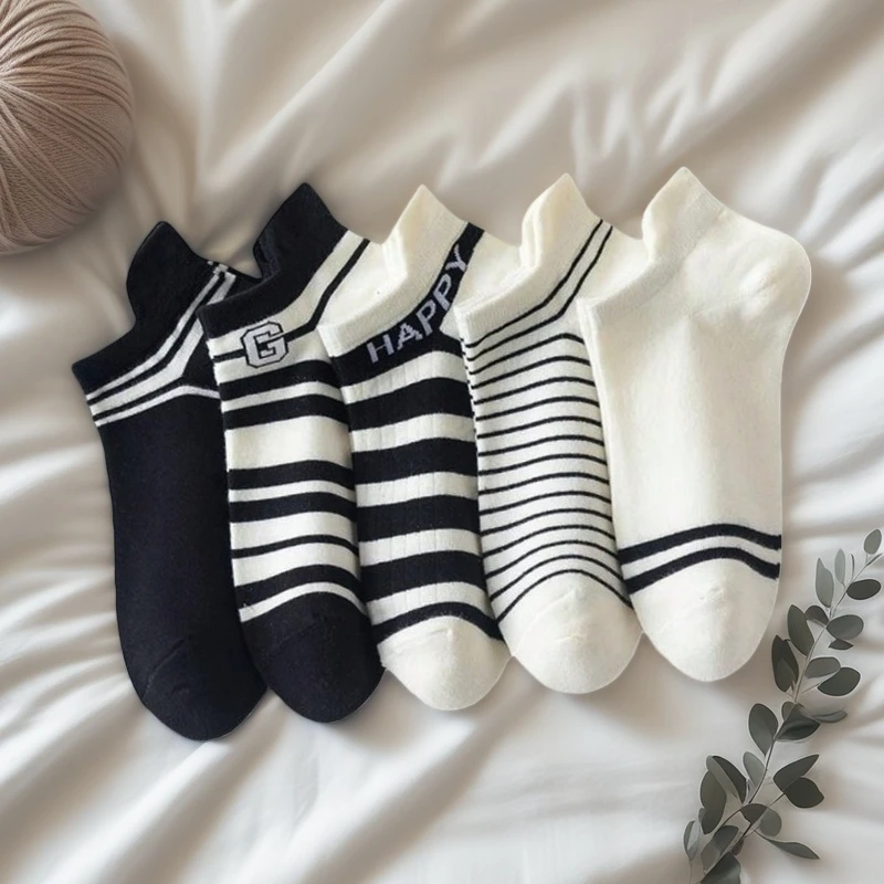 Damen-Knöchelsocken, Mädchen-Socken, atmungsaktive Sportsocken für den Sommer, knöchelhohe, feuchtigkeitsableitende Laufsocken, in Schwarz und Weiß.