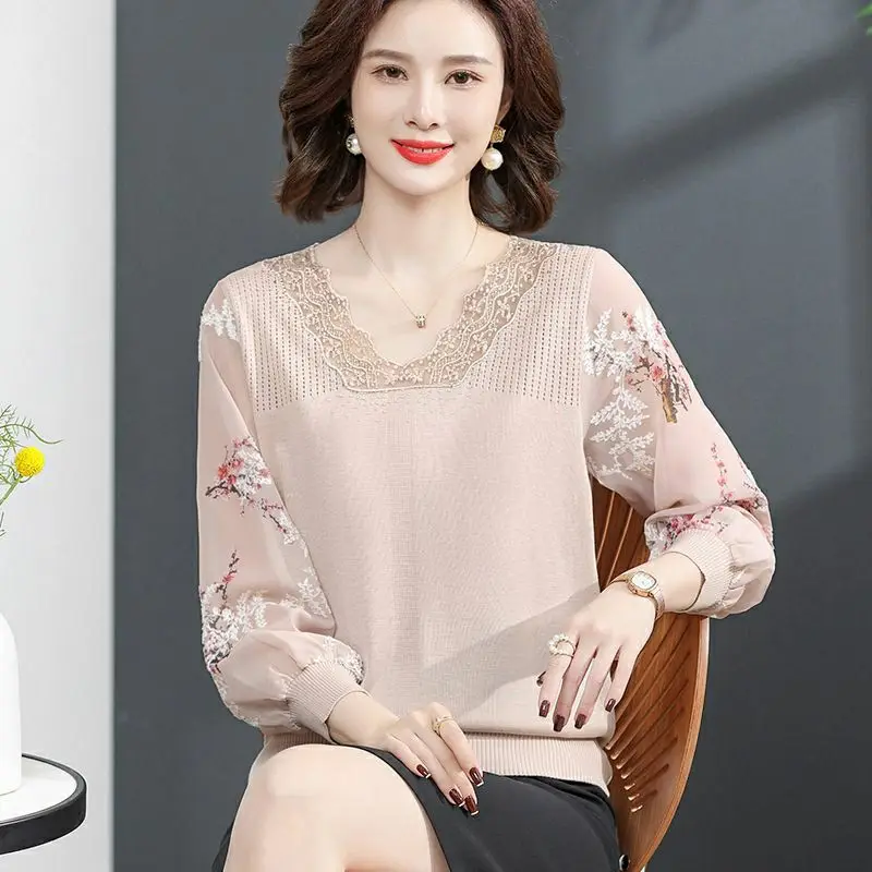 Autumn New Solid Color V-neck Long Sleeve Tees Women Elegant Tops Hollow Out Embroidered Diamonds Knitting Pullovers Blouse Q150