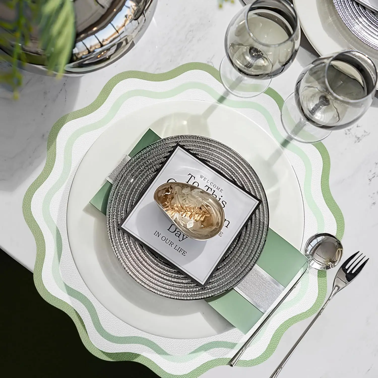 1/4/6pcs Sage Green Gift Placemats Faux Leather Round Reversible Placemats with Scallop Edge Washable Flower Shaped Table Mats