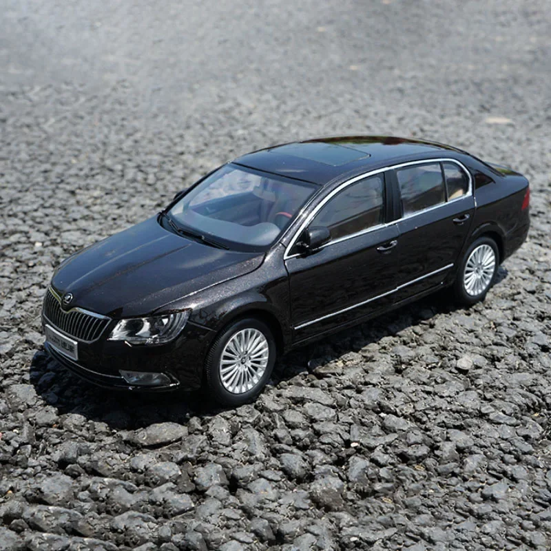 Modelli in Metallo 1:18 Skoda Superb 26 cm – La Scelta Perfetta per Collezionisti e Appassionati di Auto