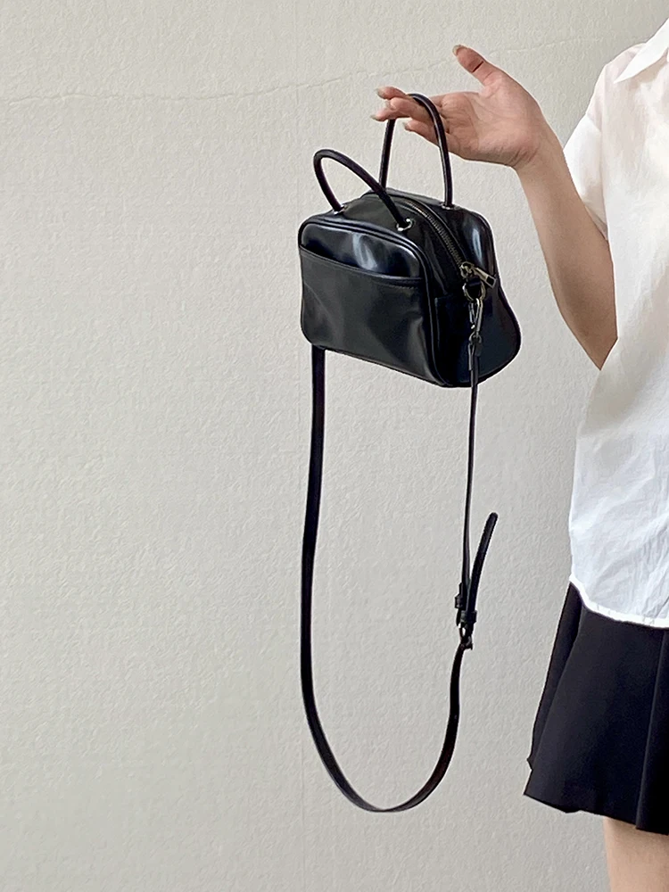 

Новое поступление женской сумки 2025 года | Черная кожаная минималистичная универсальная легкая сумка в стиле ретро | Маленькая верхняя ручка, плечо и через плечо