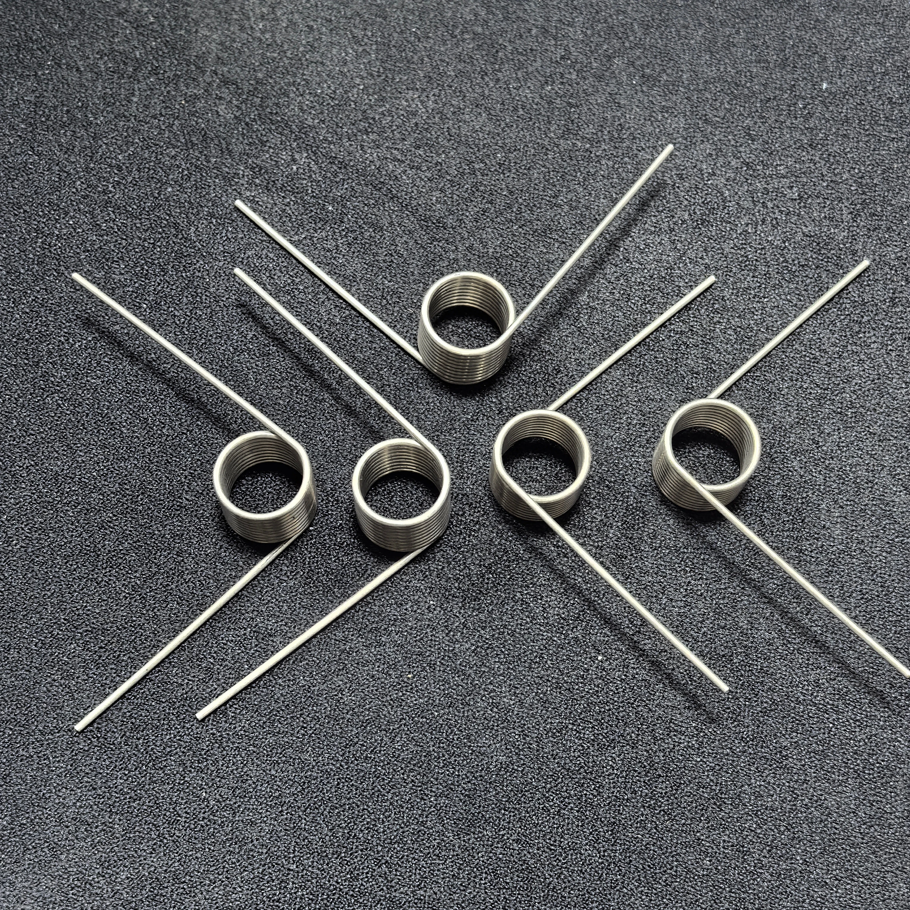 0,7 mm Drahtdurchmesser Präzisions-Torsionsfeder Hochfeste V-förmige Feder kann individuell angepasst werden 60 ° /90 ° /120 ° /180 ° – Detail 6