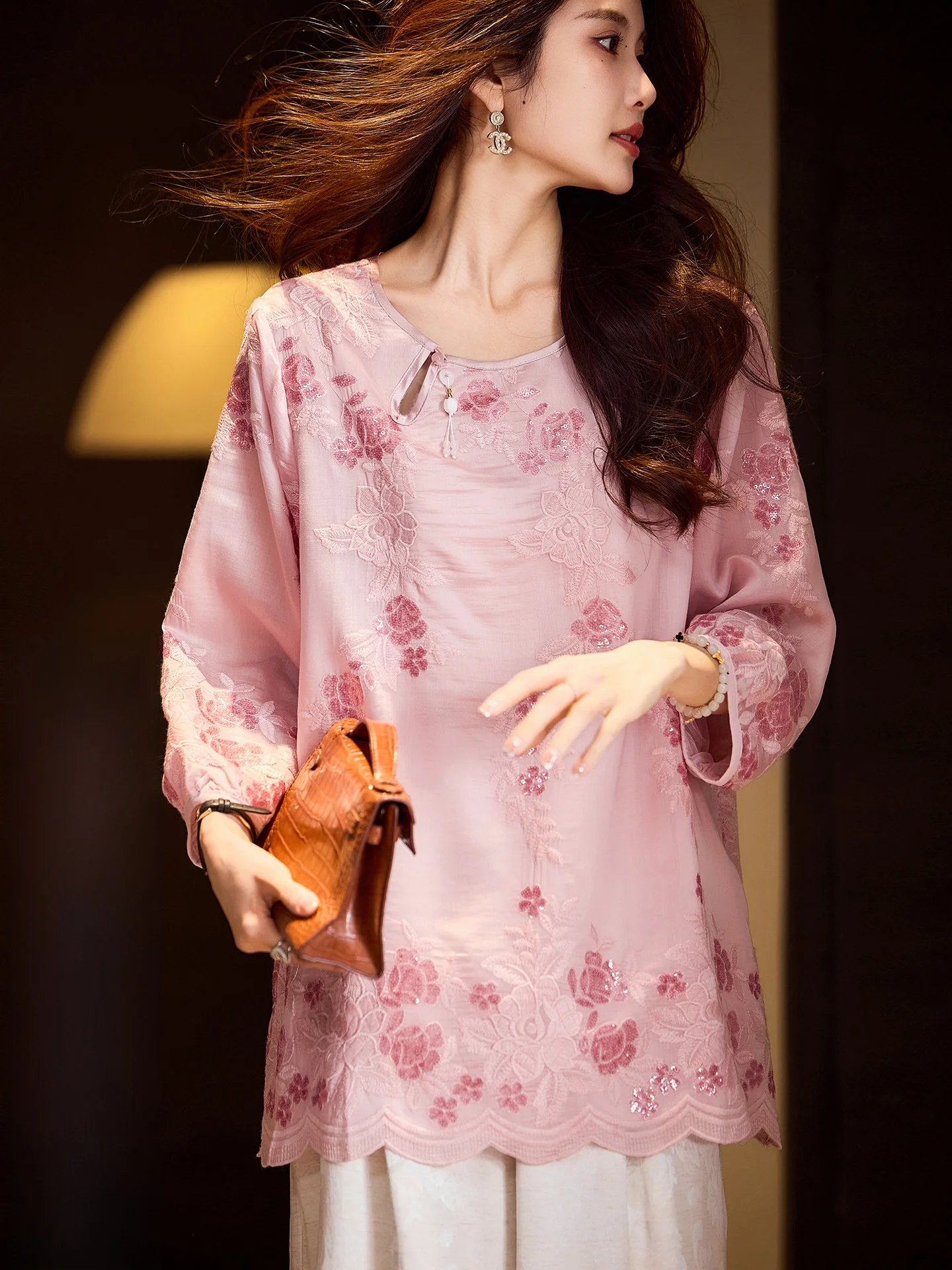 

Элегантная женская рубашка с вышивкой и бисером, больших размеров, в китайском стиле, весенняя новинка, с рукавом 3/4, дышащая, комфортная, повседневная