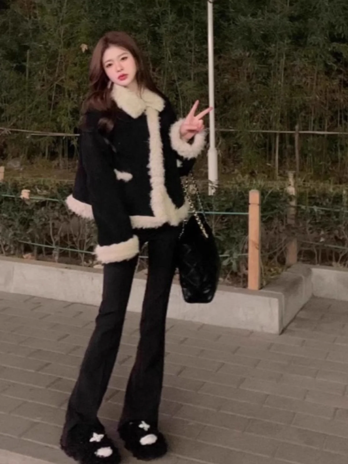 เสื้อโค้ทผู้หญิงทรงหลวมบุผ้าฝ้ายเนื้อนุ่ม แต่งขอบขนแกะ สำหรับฤดูใบไม้ร่วงและฤดูหนาว สไตล์ลำลอง ผ้าหนังแกะ