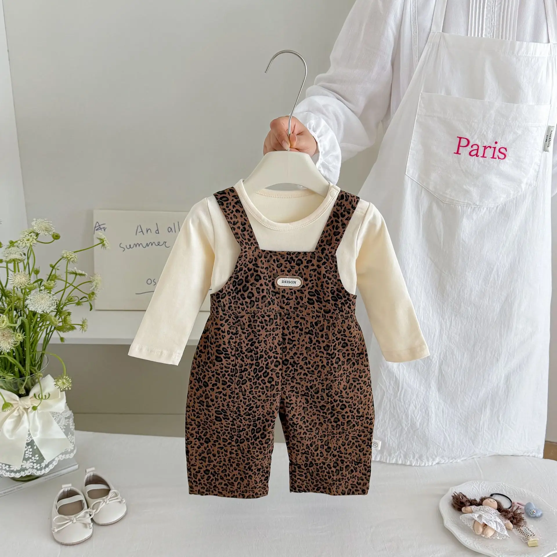 nuovo-set-di-2-pezzi-con-salopette-stampa-leopardata-per-neonati-2026--completo-unisex-per-bambini-con-pantaloni-con-bretelle-e-maniche-lunghe--abbigliamento-chic-per-primavera-e-autunno