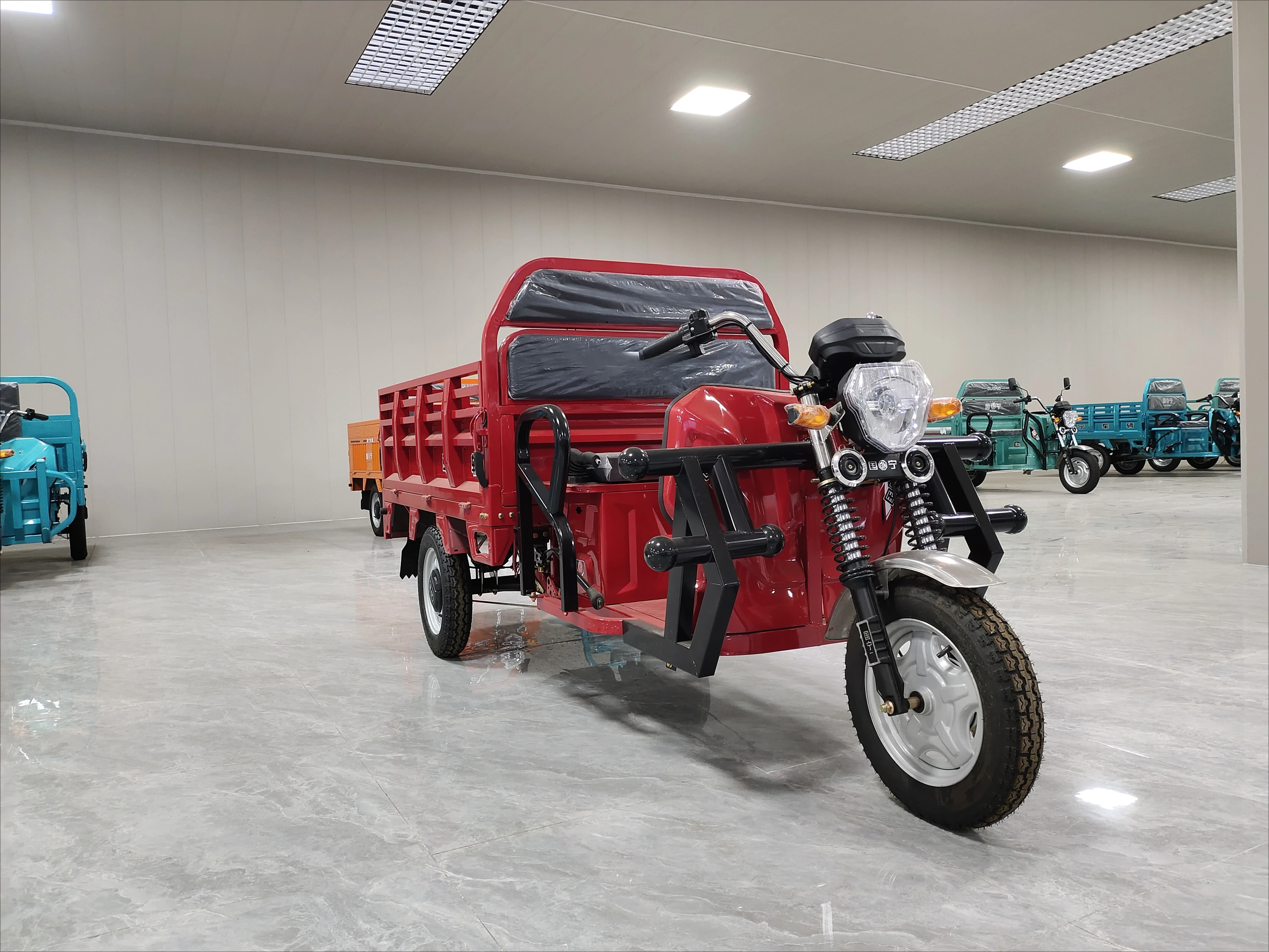 YzhgbThree-wheeled enclosed electric freight tricycle, equipped with 48V 800W motor, payload 400 kg, long-distance transportatio
