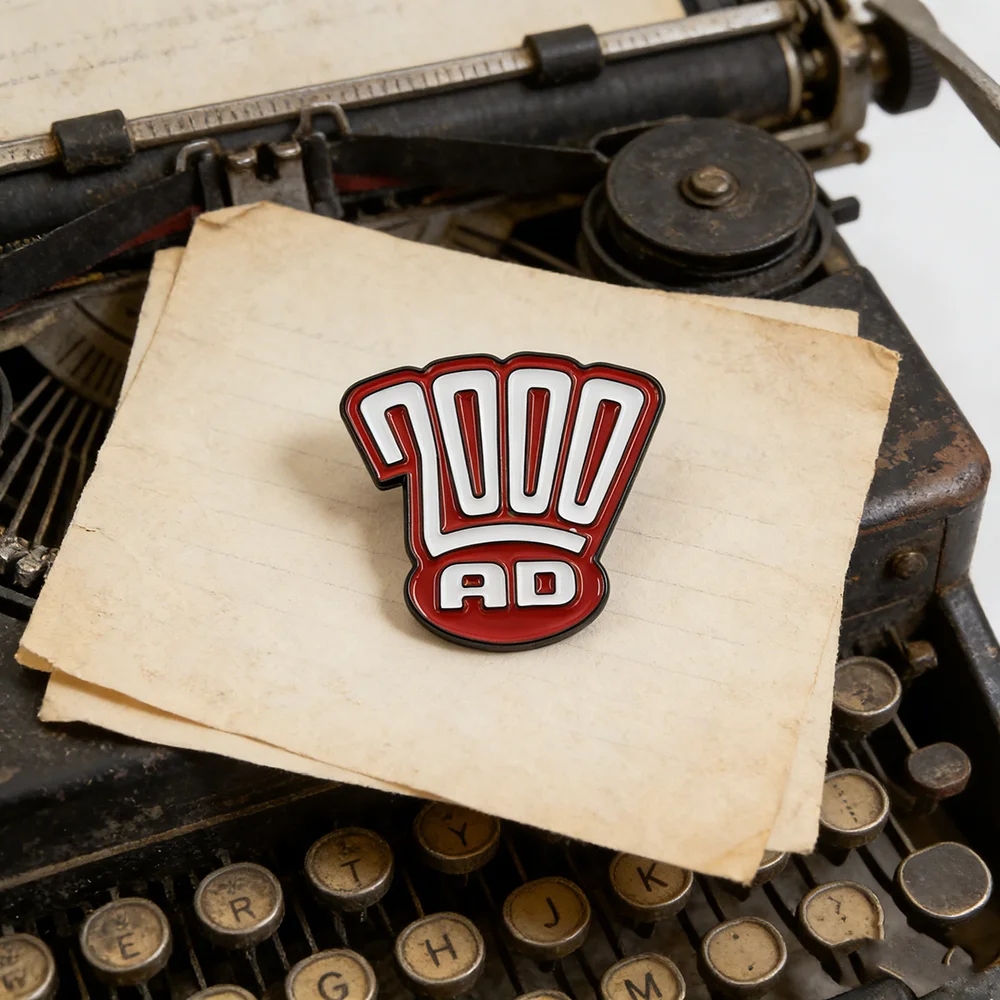 Klassisches 2000-AD-Logo Hartemaille-Pin Vintage Britisches Comic-Abzeichen Retro Sci-Fi Manga Broschen Sammlerstücke Geschenk-Accessoires für Fans – Detail 1