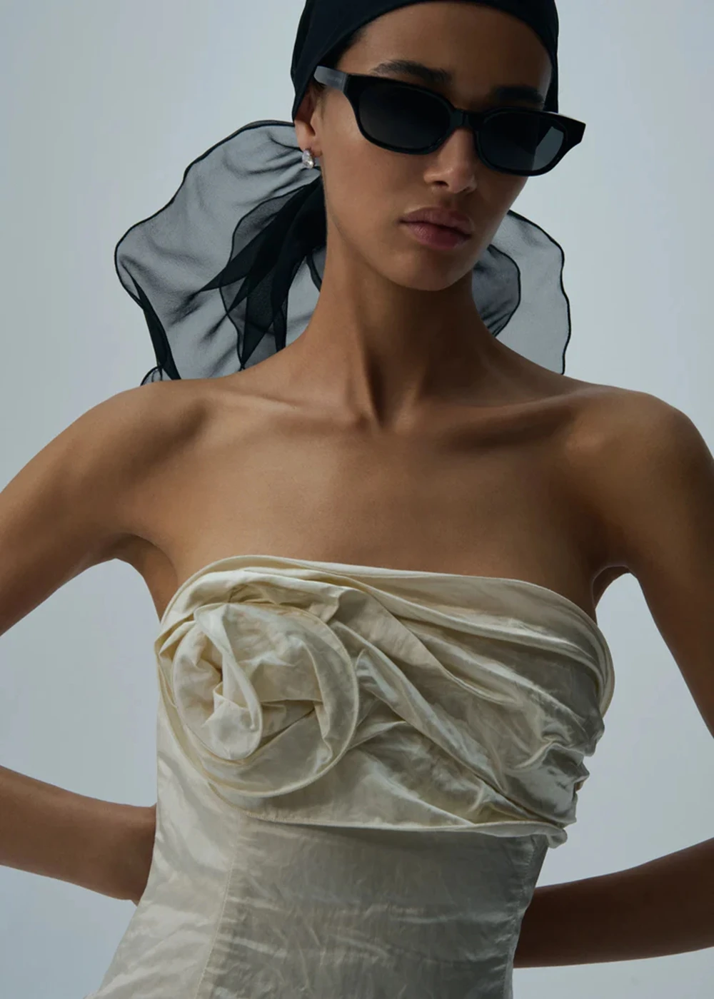 فستان سهرة أنيق بدون حمالات باللون البيج مزين بالزهور فستان ماكسي متدفق لحفلات الصيف وضيوف حفلات الزفاف 2026 وصول جديد رائجة البيع