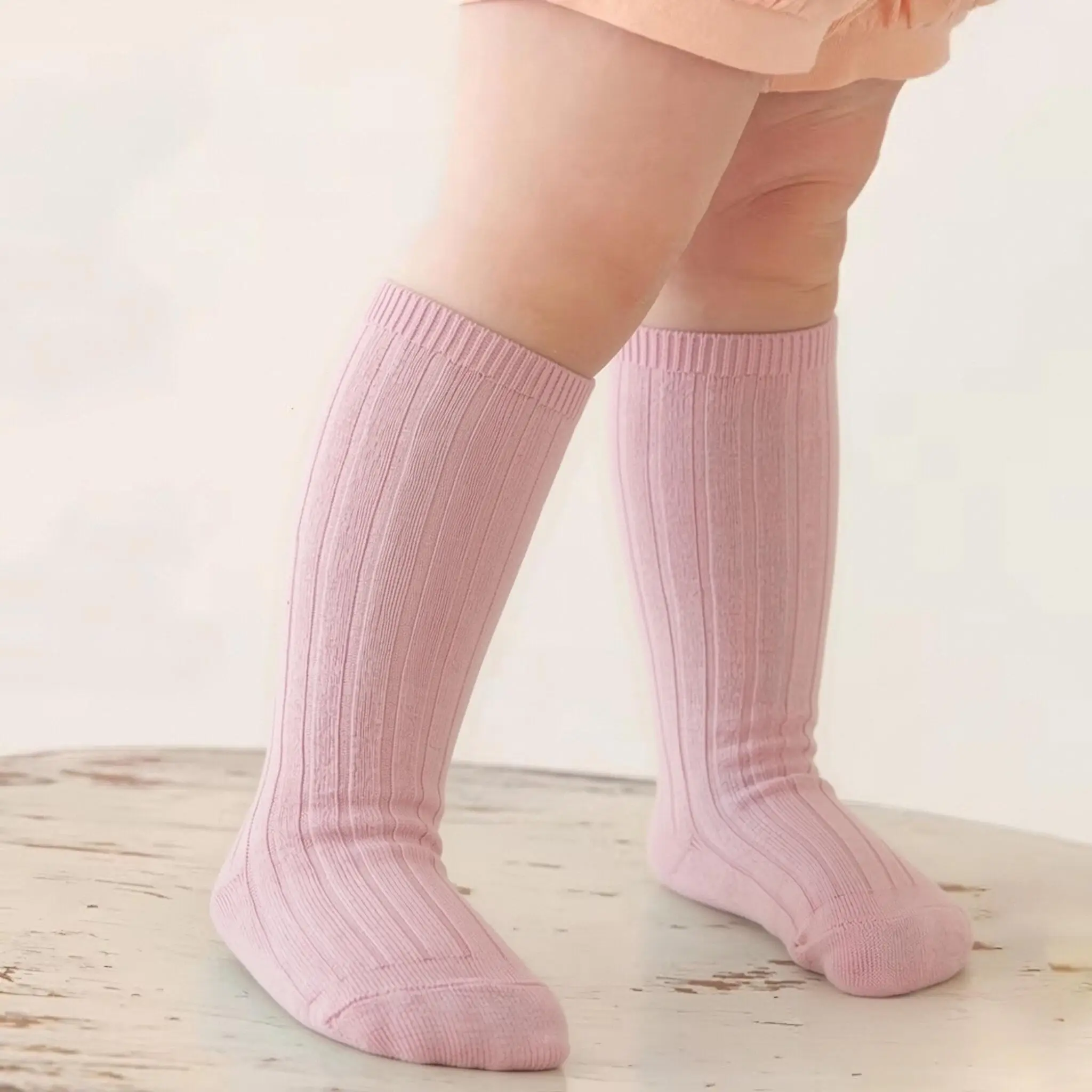 Neue Kindersocken mit Streifenmuster für Jungen und Mädchen, kniehohe Socken aus Baumwolle, atmungsaktiv, lange Röhrensocken für Babys, Schuluniform-Socken für Kinder von 0-7 Jahren.