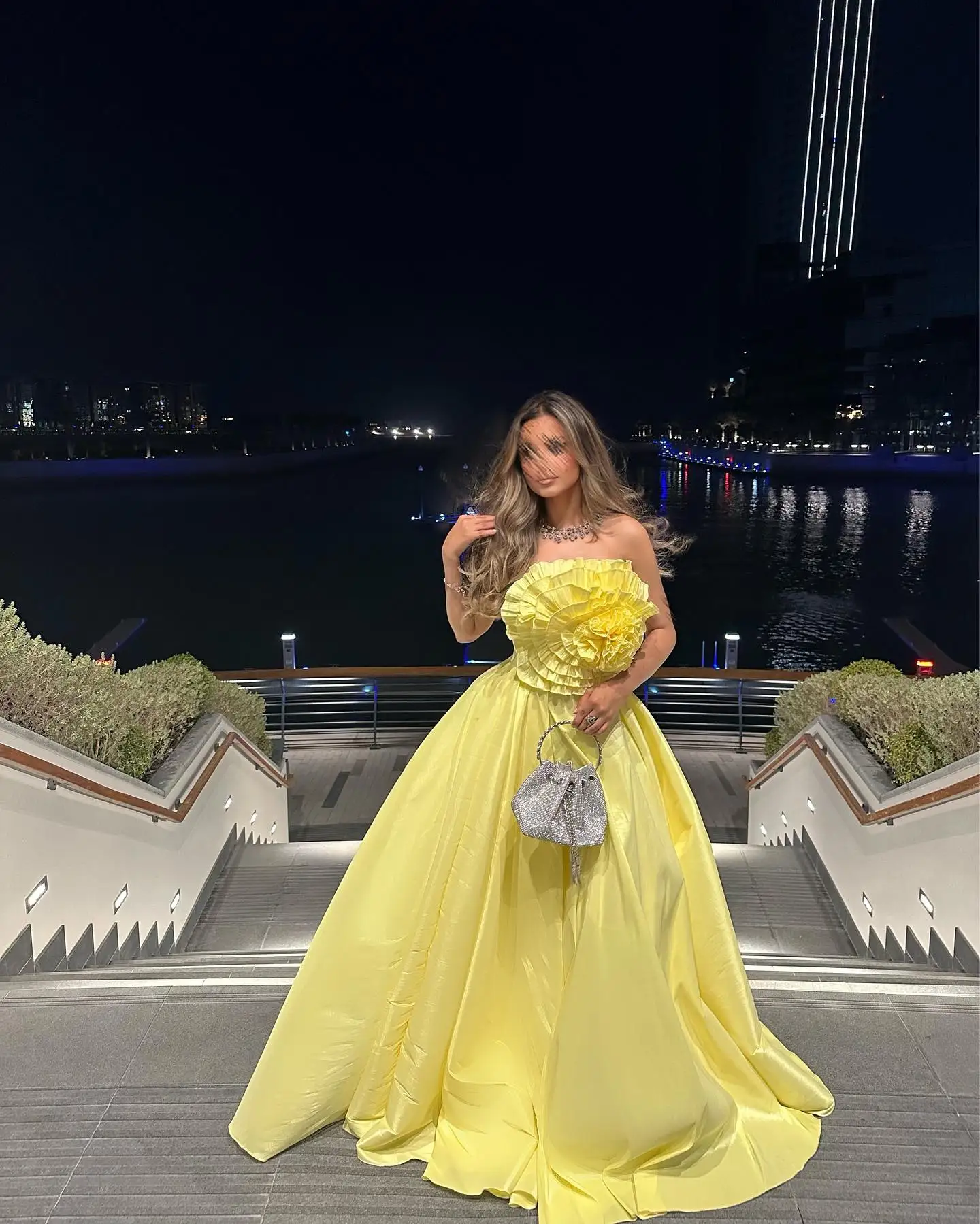 2025 выполненное на заказ атласное платье без бретелек без рукавов для особых случаев, высококачественное вечернее платье с аппликациями и рюшами и скользящим шлейфом