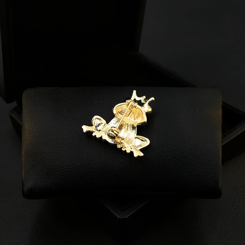 Cute Frog Prince Brooch Women Men Suit Collar Buckle Green Cardigan Sweater Corsage Clothes Accessories Jewelry Enamel Pins 5833