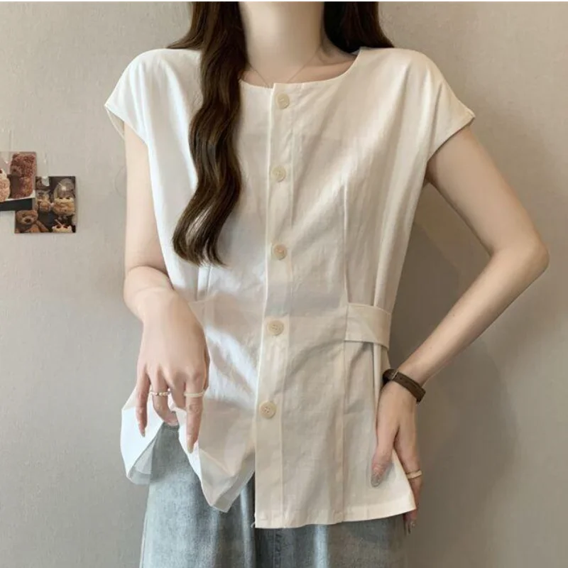 

Корейская модная женская рубашка с коротким рукавом и нестандартными пуговицами для лета: свободный крой, приталенный силуэт, удобная, с эффектом утяжки талии