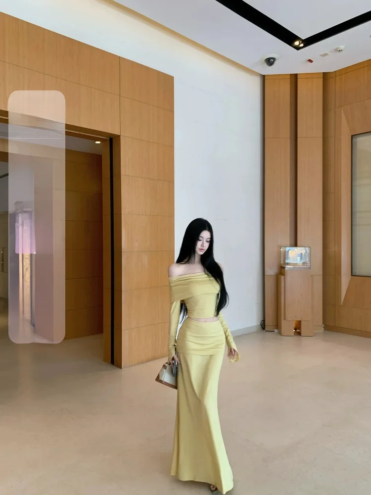 

Комплект JAYKY YANG: топ с одним открытым плечом и отложным воротником, приталенный крой, и прямая юбка с двойным эластичным слоем.