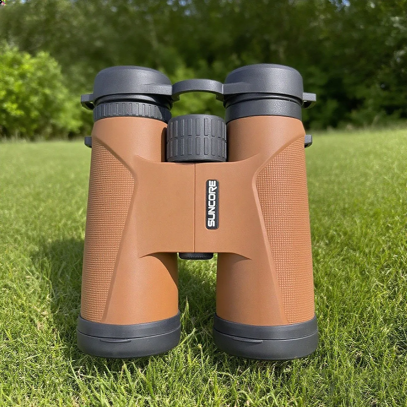 

Бинокль SUNCORE 10x42 FMC L | Резиновый корпус для защиты от ударов и воды, прочный и долговечный. Для охоты, наблюдения за птицами.