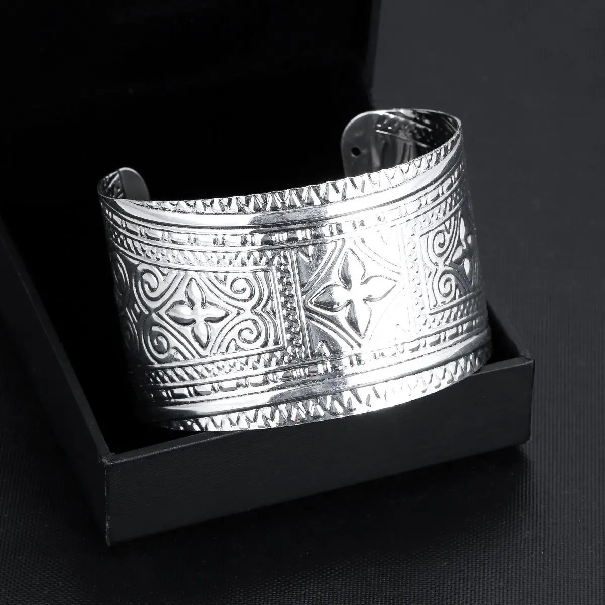 2pcs Tian Guan Ci Fu TGCF Hua Cheng Cosplay carved Bracelet butterfly relief wrist guard Hanfu Ethnic Style Cosplay accessories