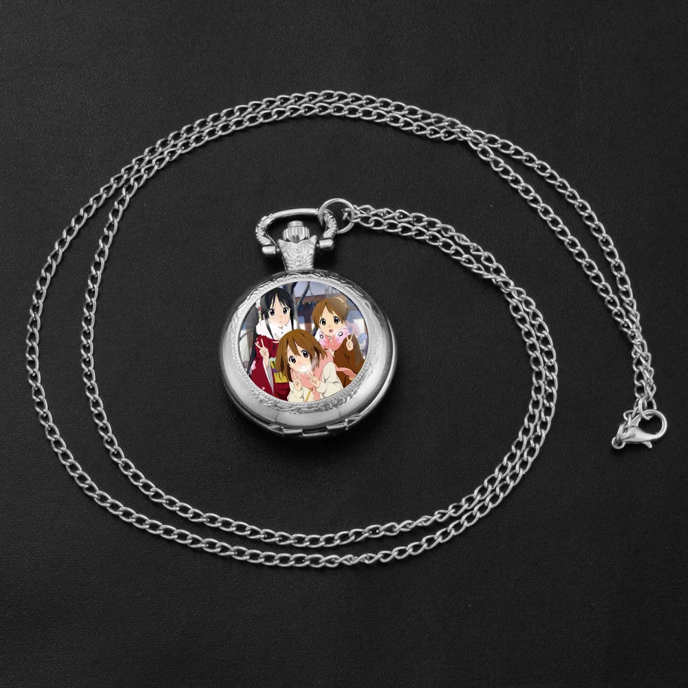 Anime K-On! Orologio da tasca al quarzo nero con cupola in vetro con quadrante con numeri arabi e catena resistente, regalo retrò per uomini e donne