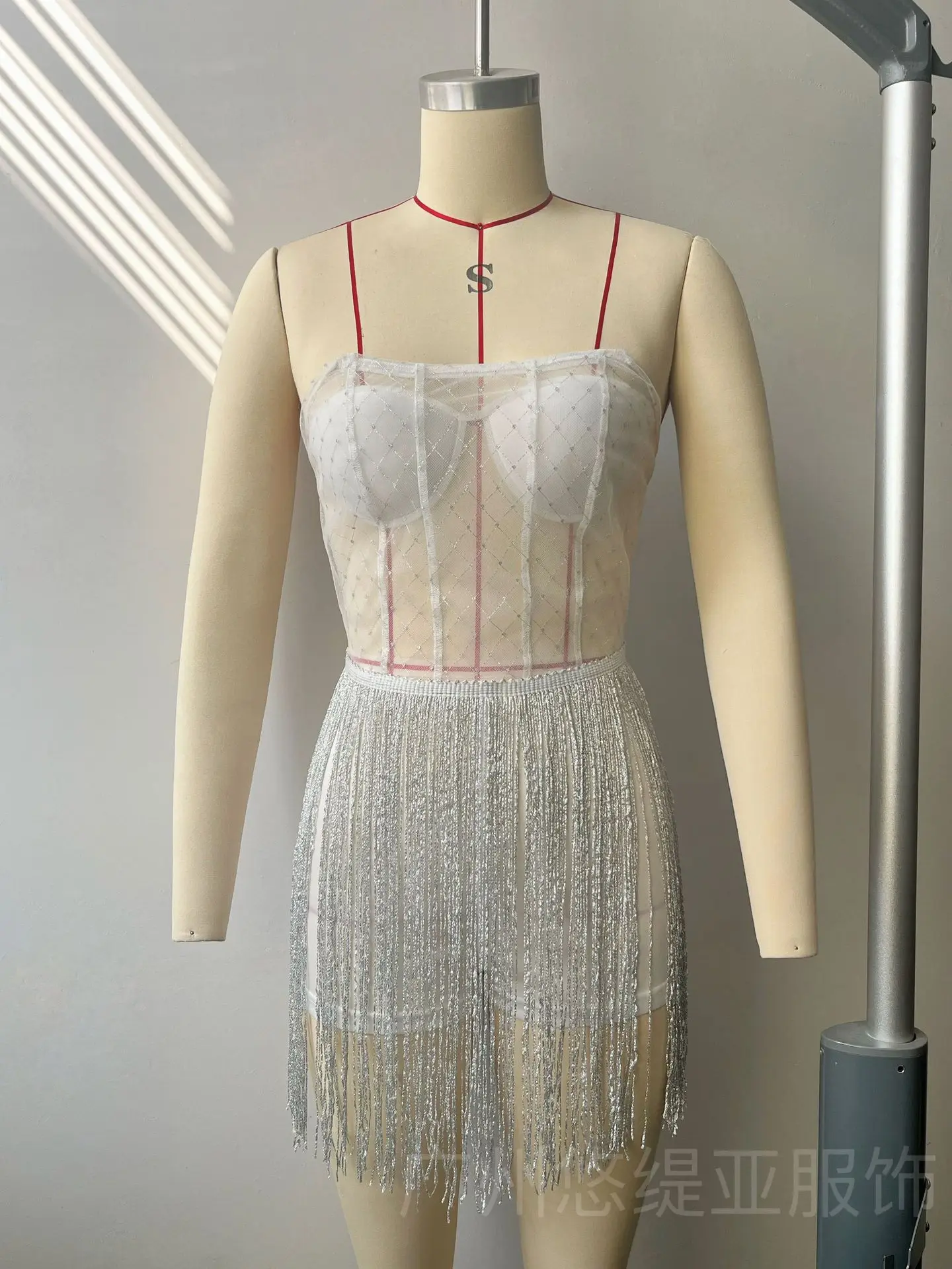 Nowa kolekcja Jesień Zima 2025: Srebrna, kryształowa, bez ramiączek, z frędzlami, prześwitująca, asymetryczna, dopasowana krótka sukienka na imprezę, do klubu nocnego, na wieczór.