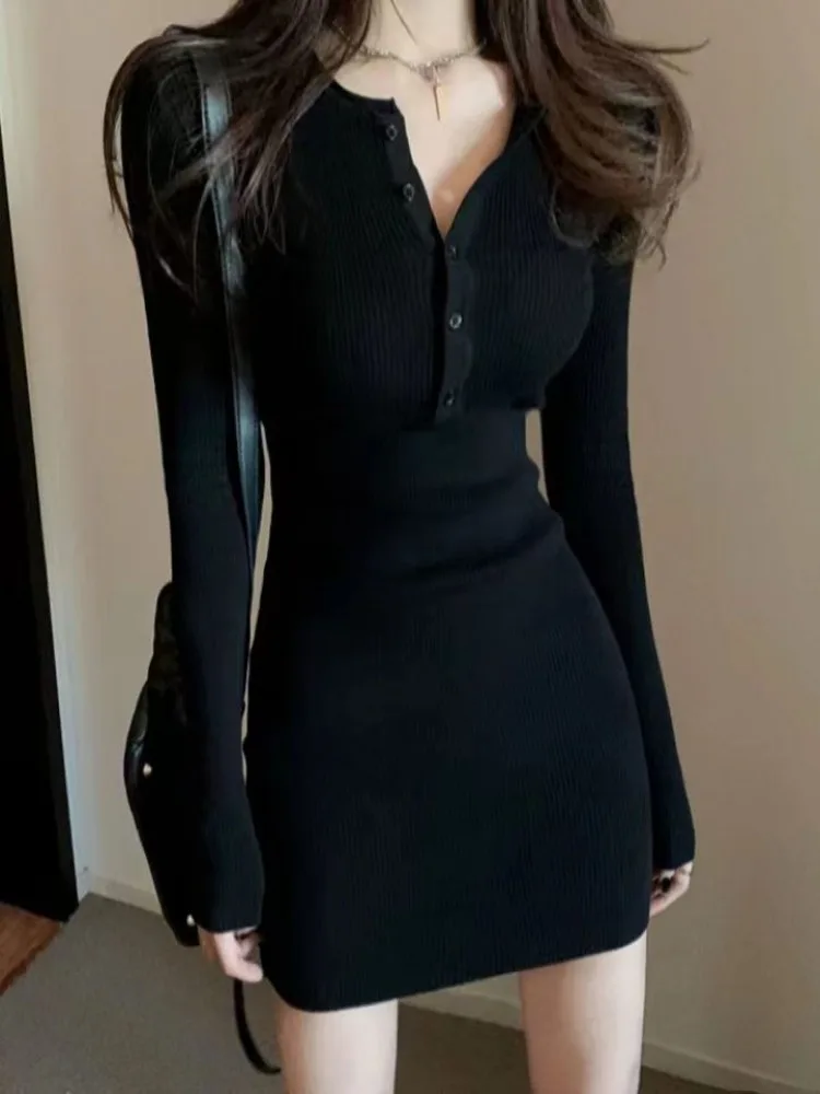 فستان نسائي قصير أنيق بياقة على شكل V وأزرار، فستان ضيق مثير بأكمام طويلة وتنورة قصيرة بلون موحد لموسم الربيع والصيف