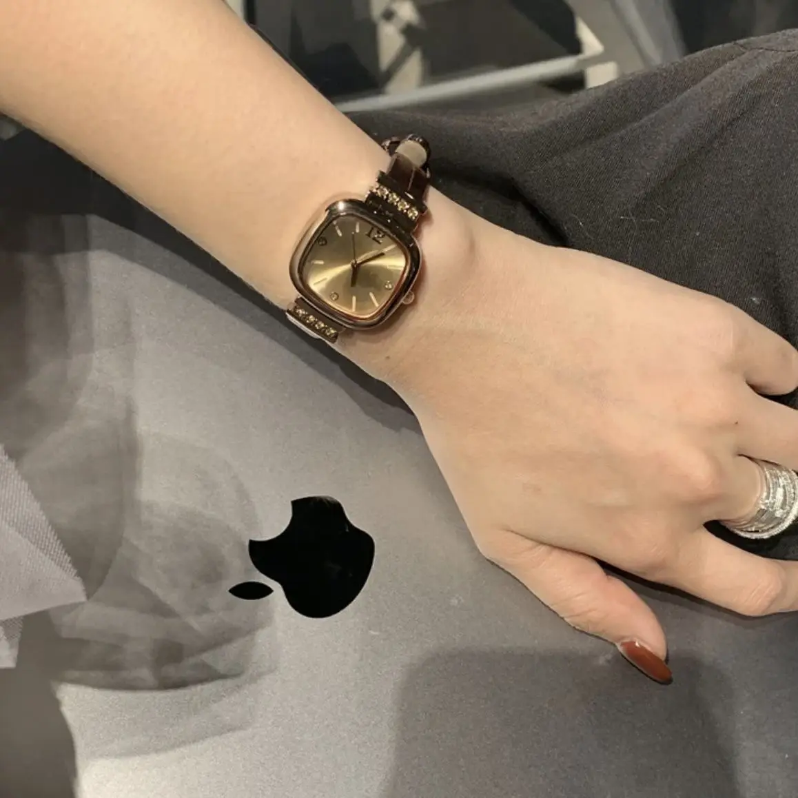 ساعات أوتوماتيكية ذات جودة مضادة للسيدات ساعات متقدمة بمزاج الجوكر الفاخر. #1