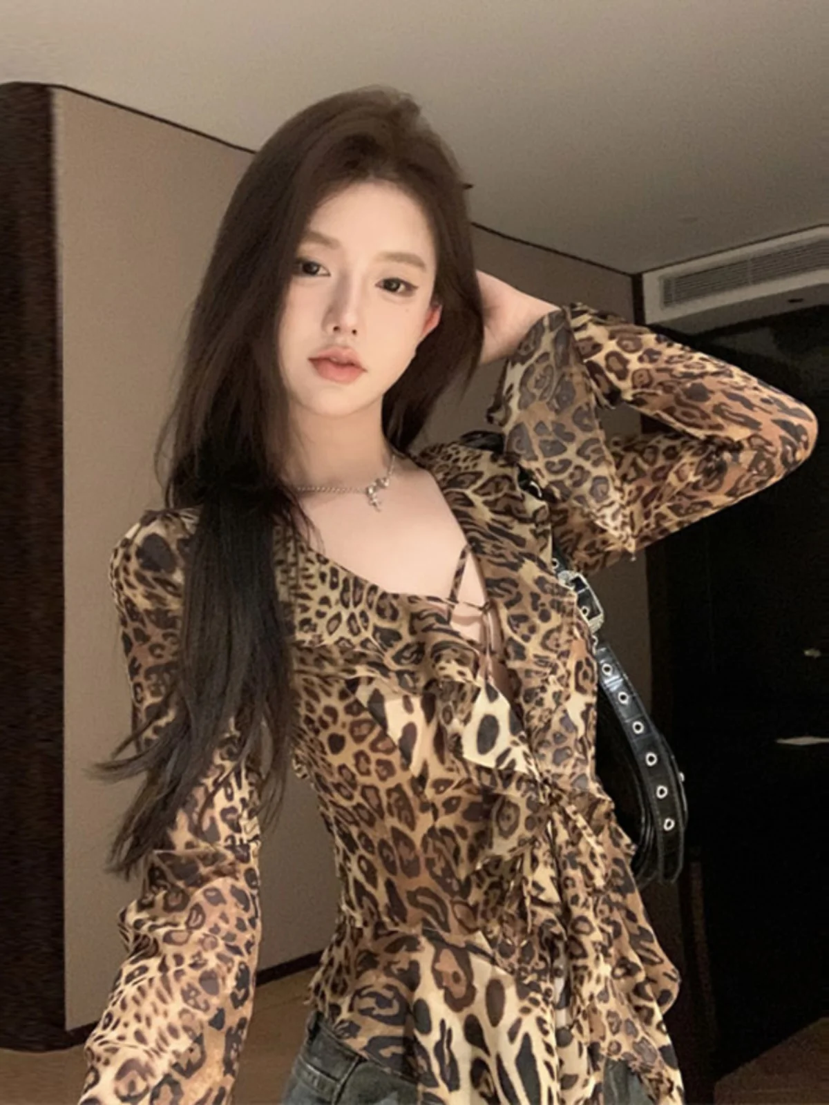 

Сексуальная блузка с леопардовым принтом, уникальный дизайн, шикарная женская модная весенняя рубашка с коротким рукавом и V-образным вырезом, трендовый стиль для девушек, с цветочным кружевным подолом