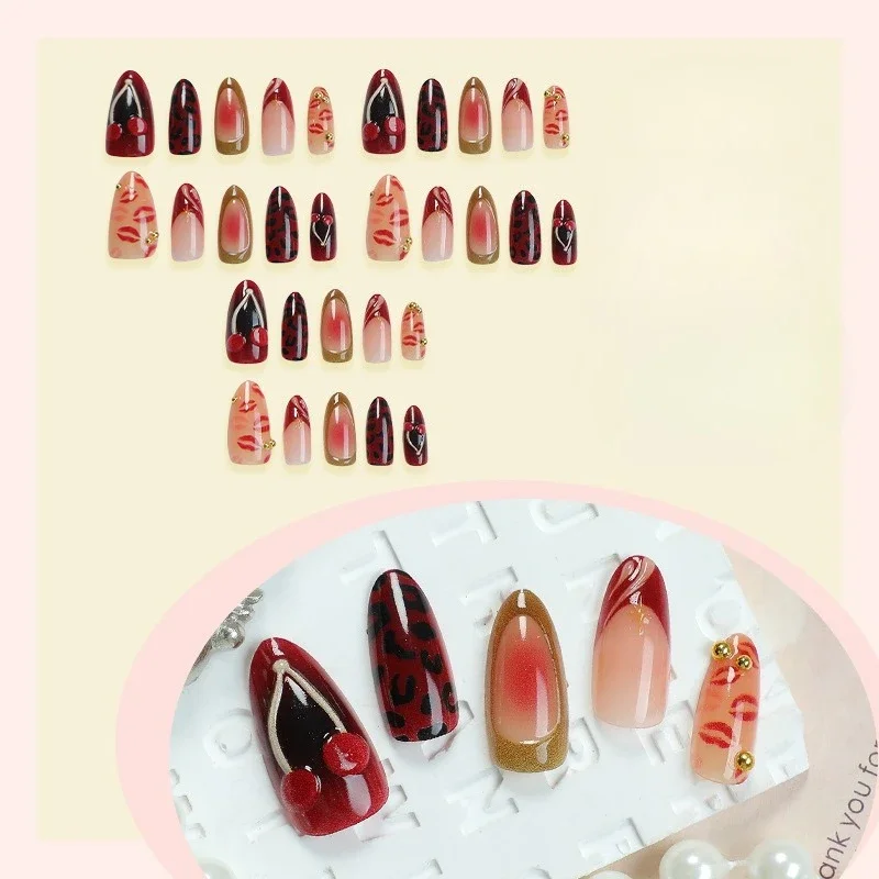 30 قطعة من الأظافر المزيفة على شكل اللوز الأحمر مع تصميم الكرز اللؤلؤي بطباعة الفهد الفرنسي نصائح قصيرة لفن الأظافر
