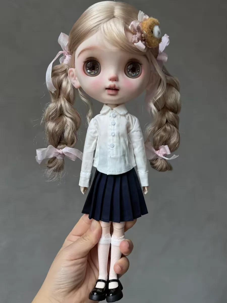 

Одежда для кукол Blythe, подходящая для кукол размера 1/6: новая белая рубашка, белая плиссированная юбка, комплект из 2 предметов в студенческом стиле, 19 предметов одежды, которые можно носить.