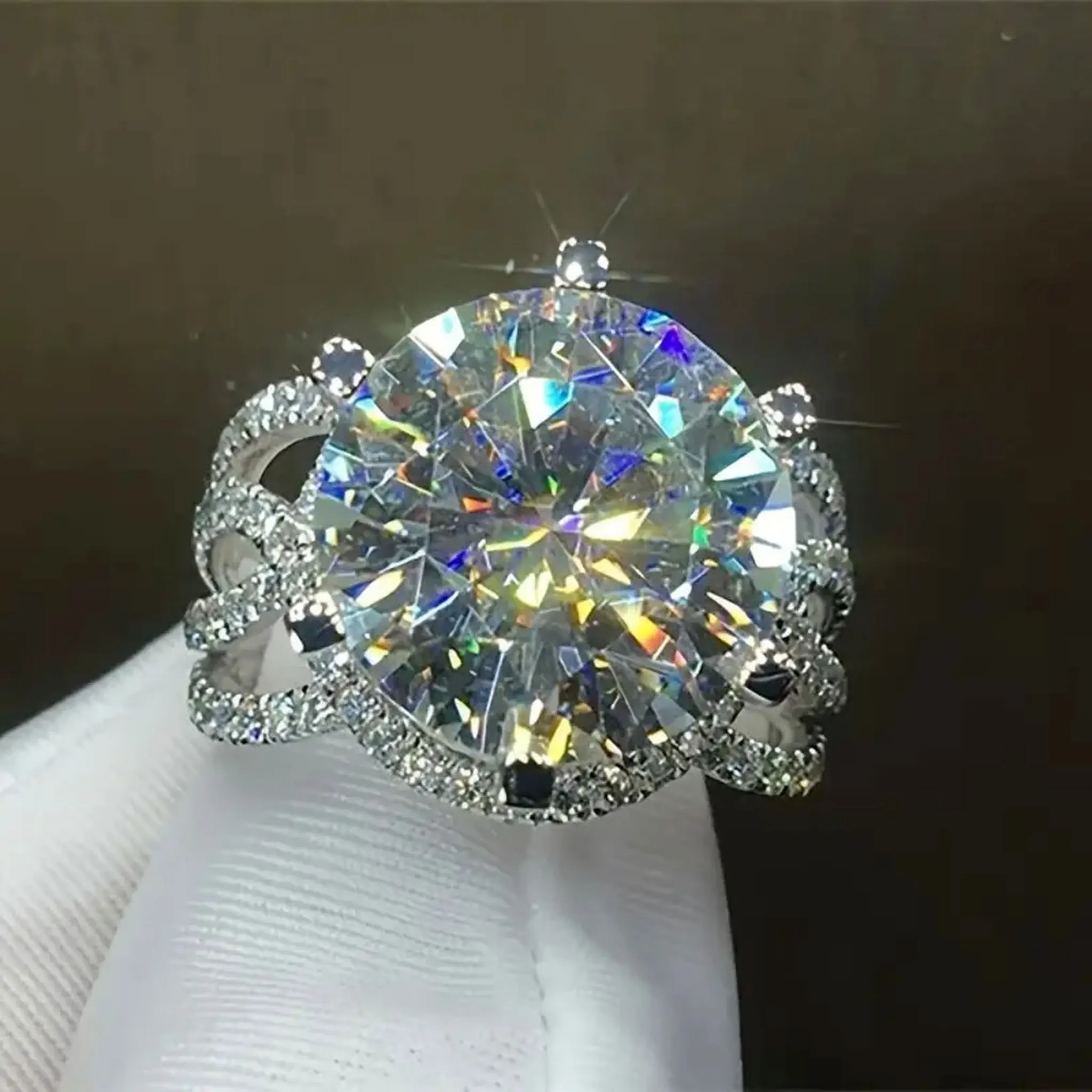 925 Sterling Silver Classic Luxury 4 Carat Circular Cut Moissanite Ring Engagement Wedding Ring Luxury Light Luxury Anniversary Gift Valentine's Day/Birthday Gift Best Gift for Girlfriend/Wife Unique Jewelry