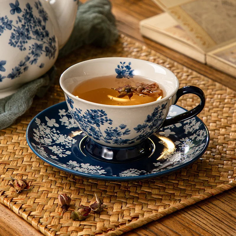 Retro-Kaffeetassen und Untertassen aus Keramik im chinesischen Stil aus blauem und weißem Porzellan. Geschenke zum Lehrertag. Exquisite und schöne Keramik