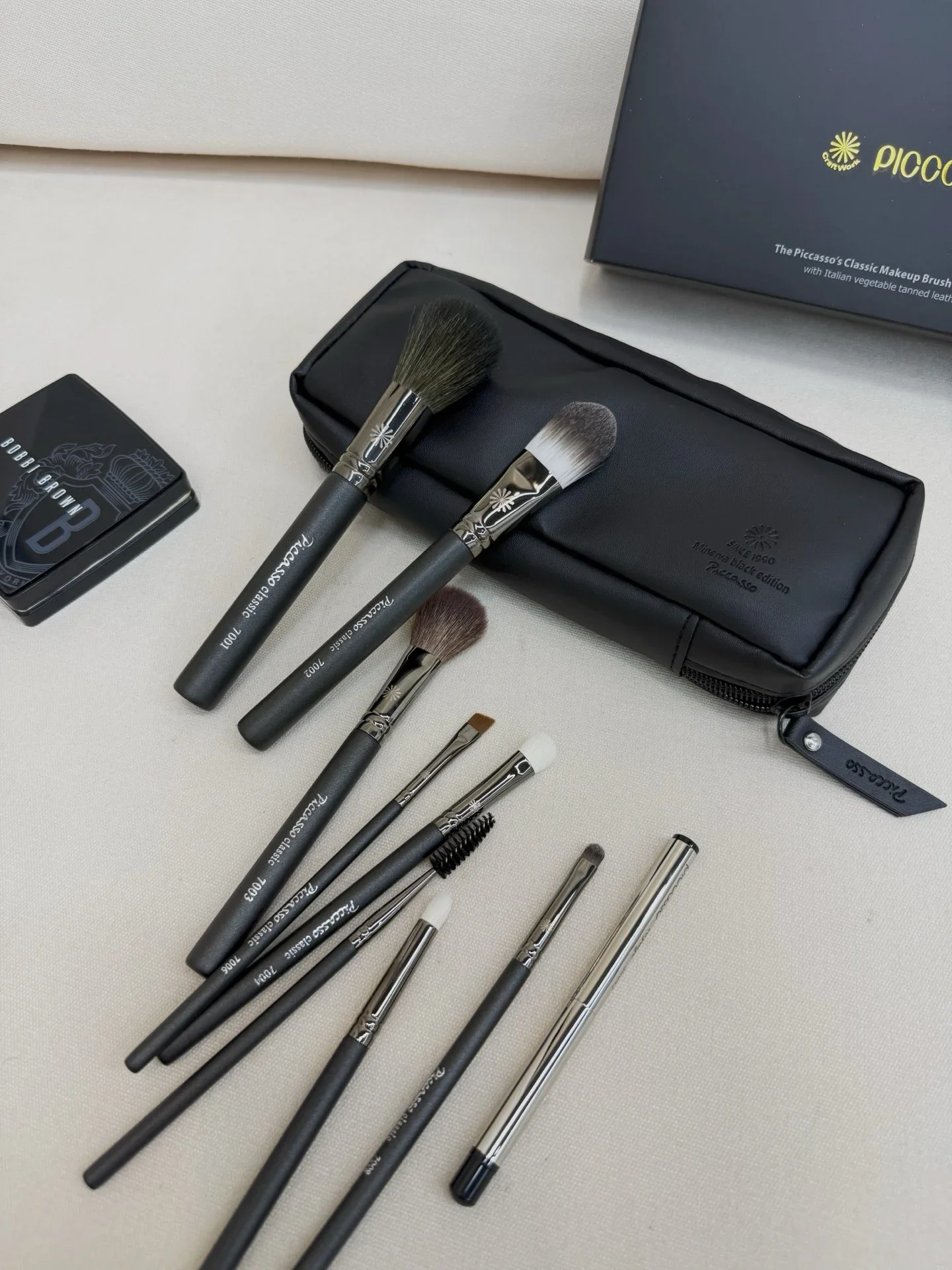 Von nackten Aquarellen bis hin zu reichhaltigen Ölen, dieses Pinselset hat alles, was Sie für ein luxuriöses Geschenk benötigen, hochwertige Make-up-Pinsel