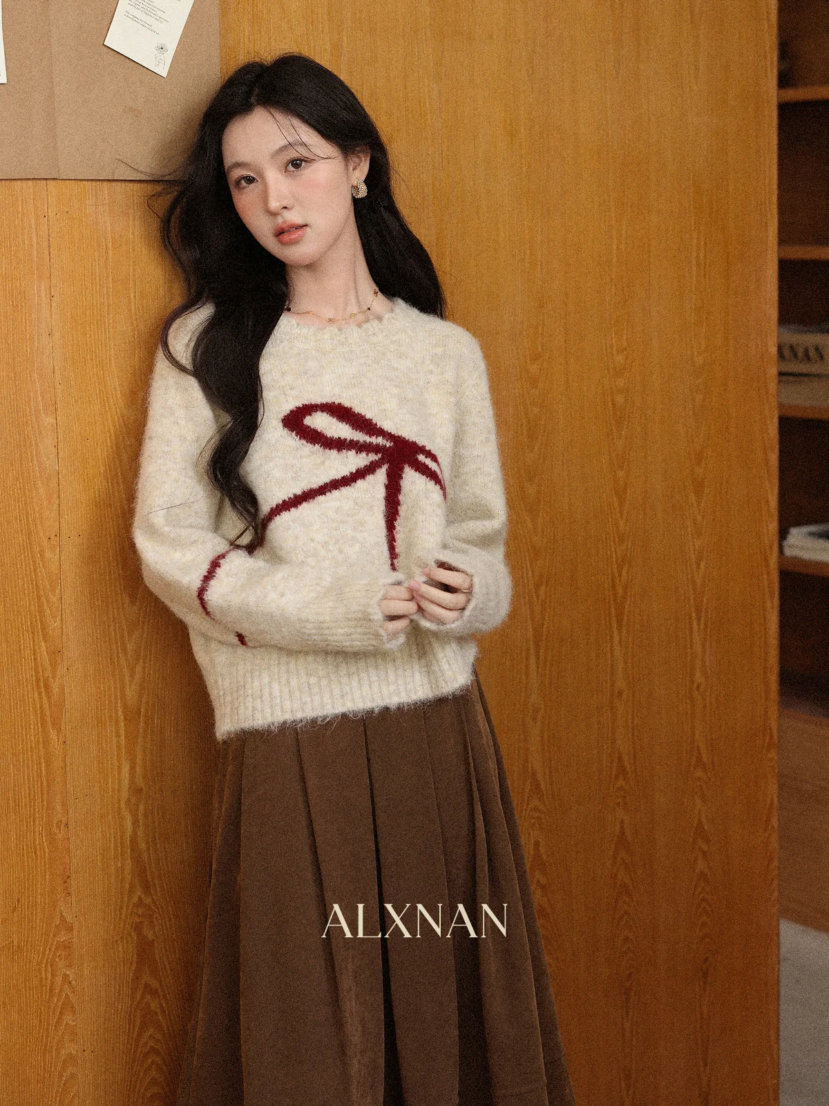 

ALXNAN Apricot Sweater 2025 Autumn Winter Long Sleeve Wool Sweaters Elegant Casual Loose-fit Bow Pattern Pullover Female L57306