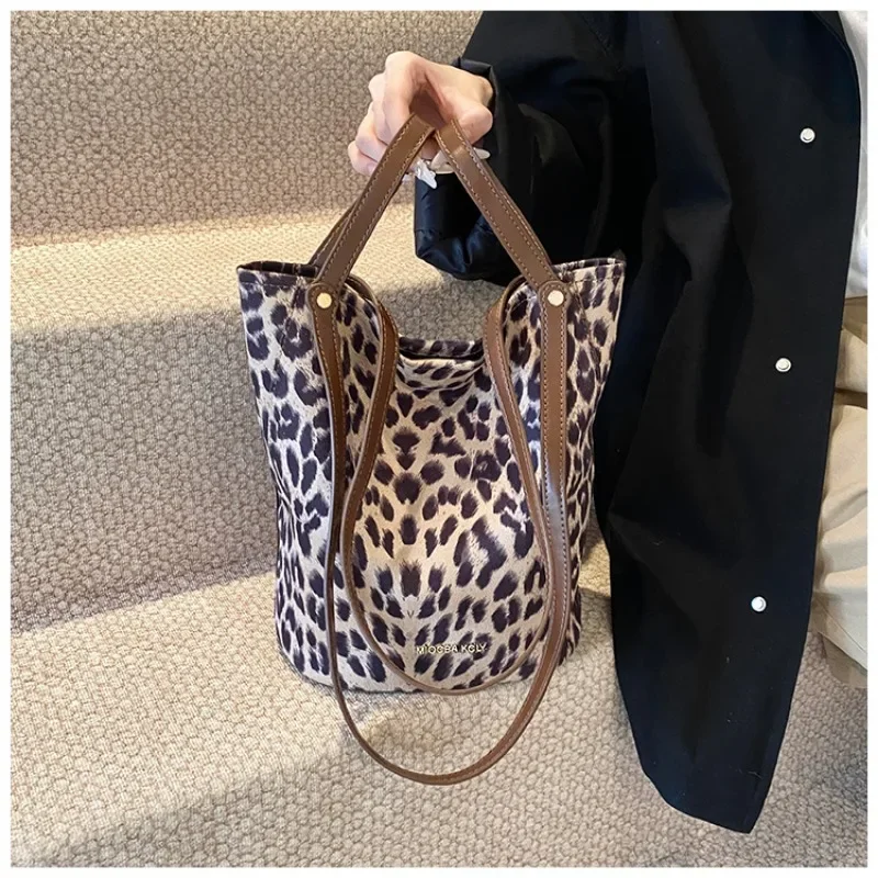 This Year\'s Popular Niche Leopard Print Bag for Women 2024 New Shoulder Bag Autumn and Winter Super Hot Hand-held Bucket Bag