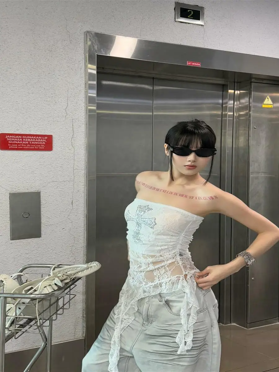 ストリートスレセクシーなブラレースクロップトップ女性の夏 Y2K 非対称 Sa デザイン痩身トップトレンディガール風レース素材