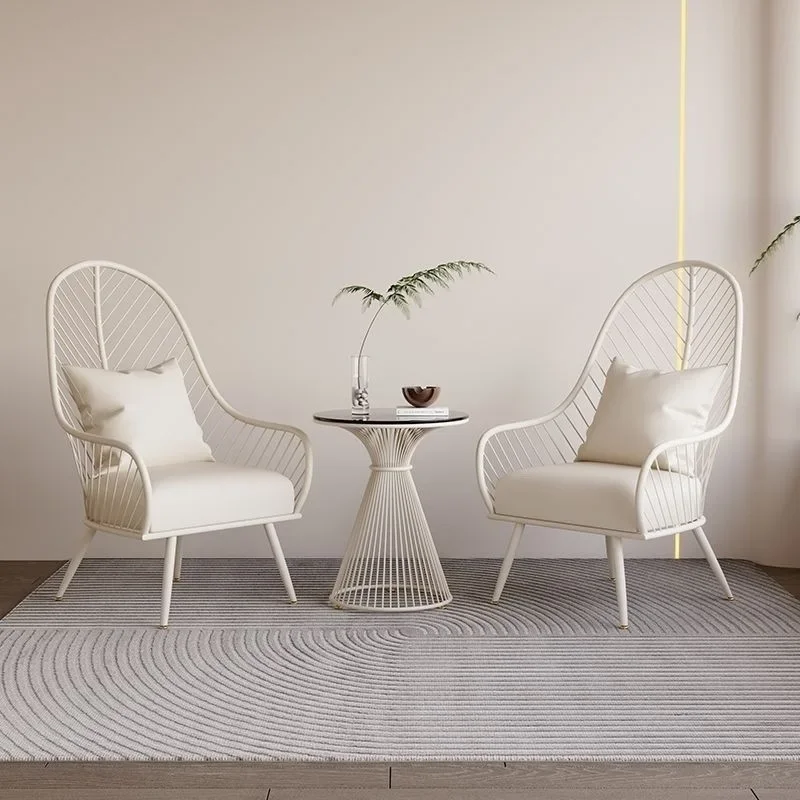 Crème internet beroemdheid buitenbalkon vrije tijd rotan stoel, onderhandelingsbanktafel op de enkele binnenplaats