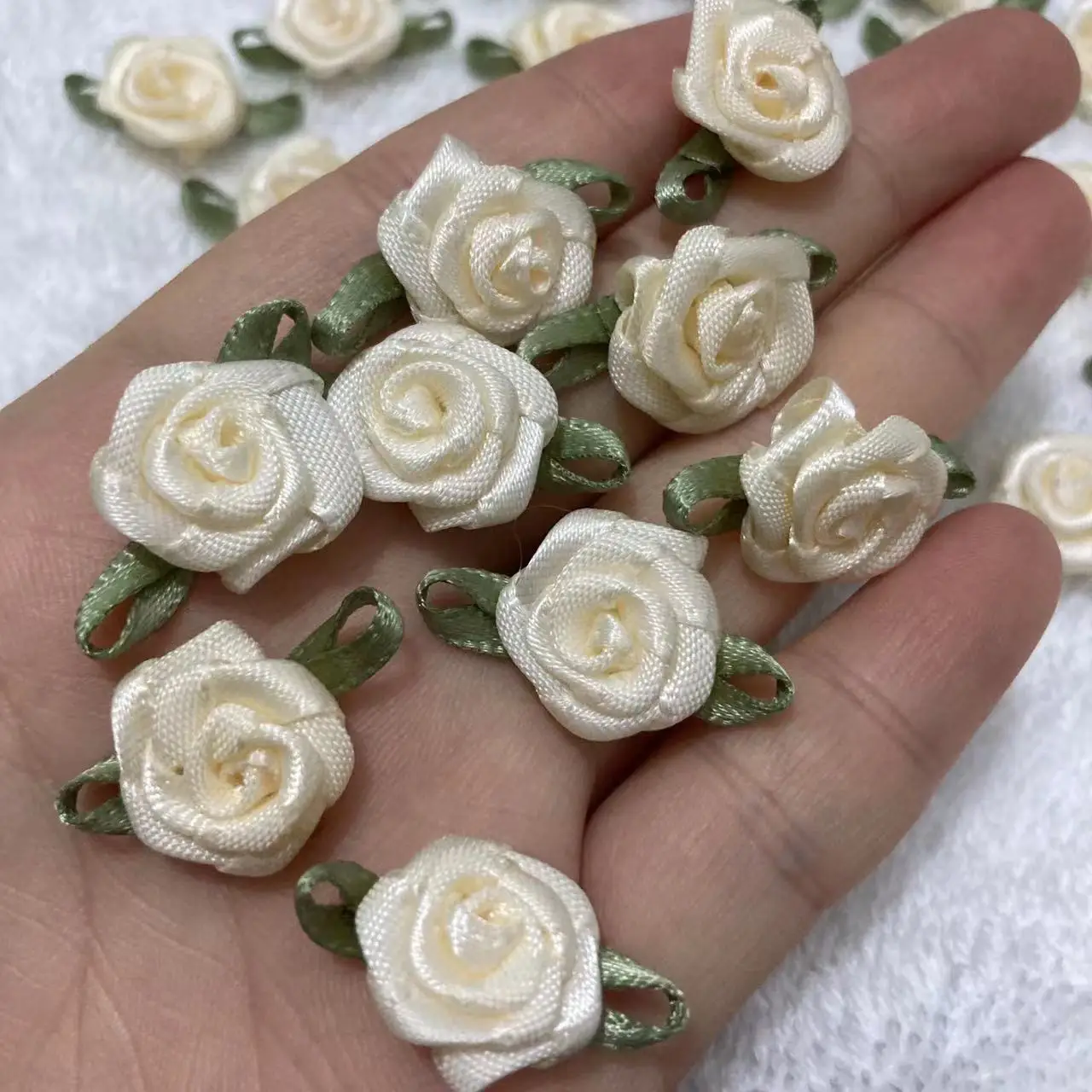 Mini teste di fiori di rosa artificiale albicocca per realizzare applicazioni di nastri di raso artigianali per accessori per la decorazione di