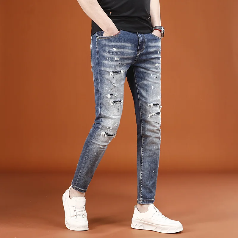 2025 ฤดูใบไม้ผลิใหม่อิงค์เจ็ทพิมพ์กางเกงยีนส์สําหรับผู้ชายอินเทรนด์แฟชั่นอเนกประสงค์ยืดหยุ่นย้อนยุคและเจาะกางเกงเก้าจุด