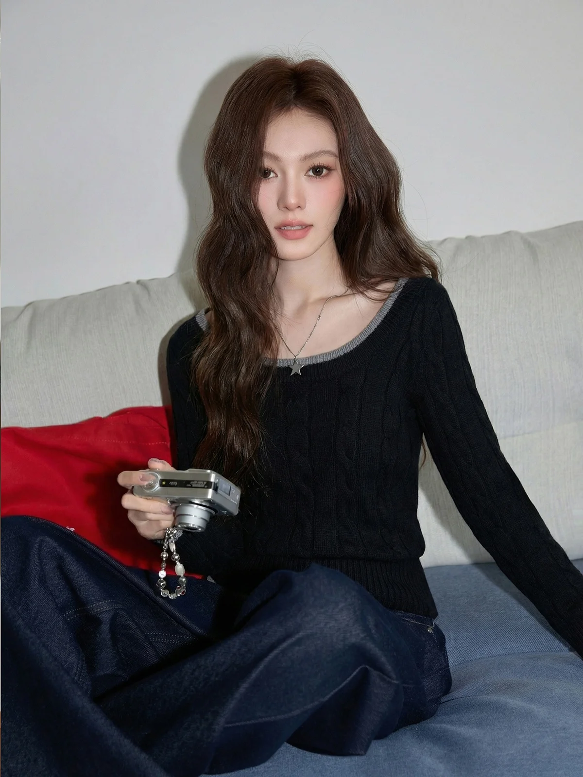 

Черная трикотажная футболка с длинным рукавом и низким круглым вырезом для женщин, весенняя, облегающая, универсальная, базовая, для ношения под одеждой, в корейском стиле, мягкая.