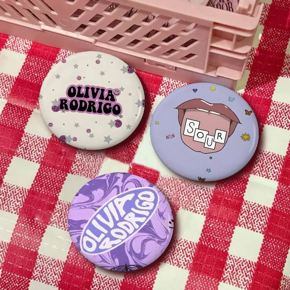 المغني O-Olivia الجمال R-Rodrigo شارات زر PinsBrooch الإبداعية يقتبس شارة الملابس على ظهره مجوهرات هدية للأطفال الأصدقاء