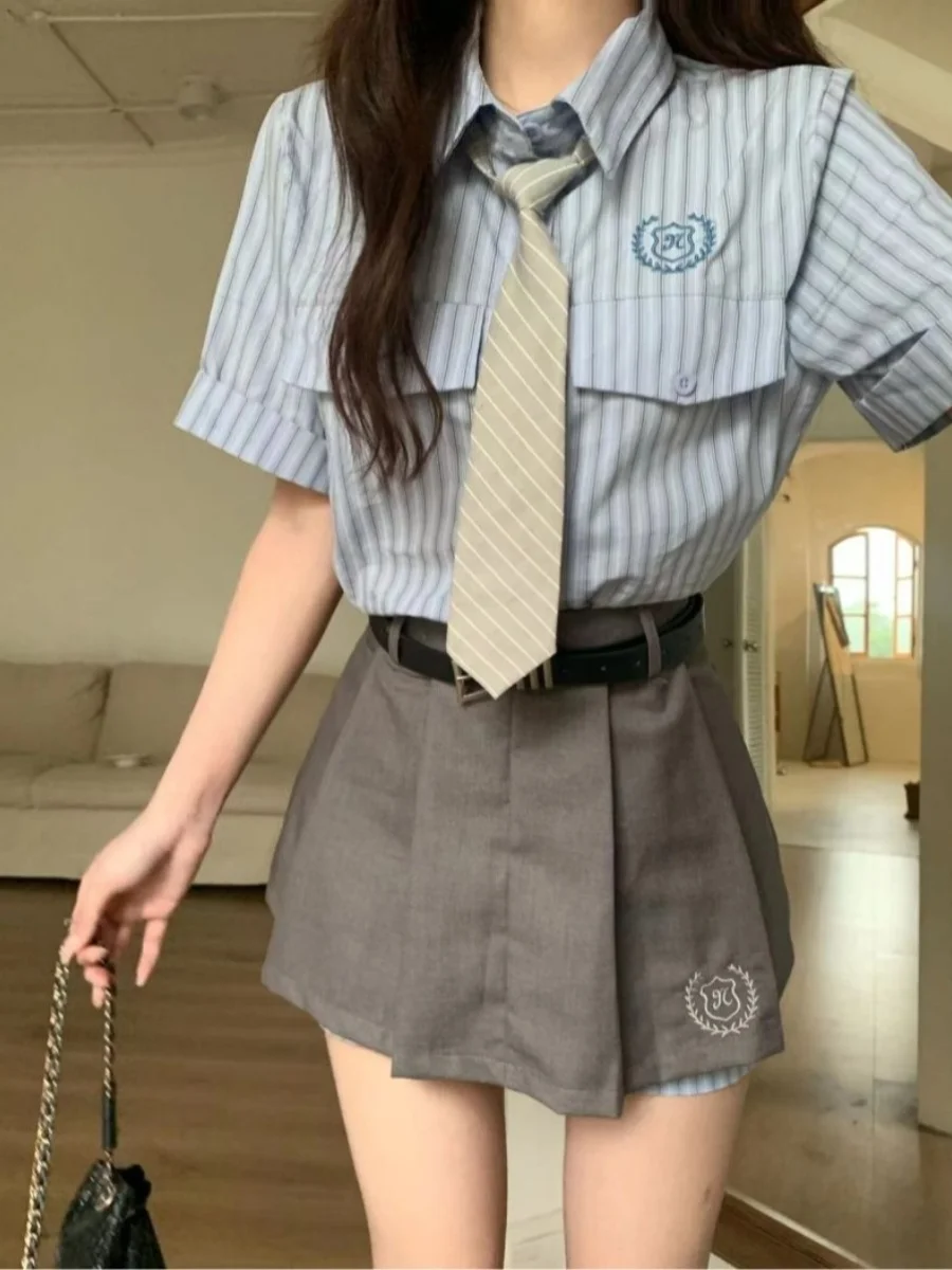 

Летний комплект из синих полосатых брюк и юбки-шортиков для женщин, с плиссированным силуэтом и элементами кэжуал-стиля