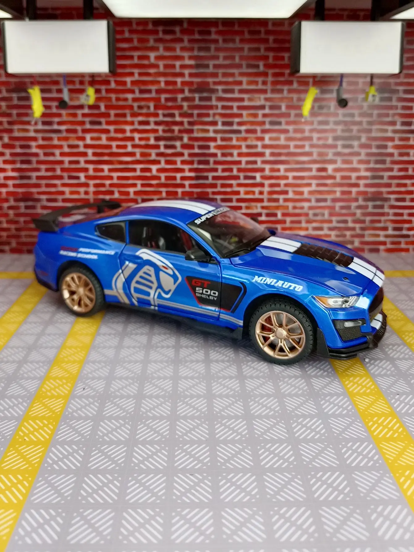 

1:24 GT500 модель спортивного автомобиля из сплава, двери и капот двигателя, багажник можно открыть, детские игрушки со звуковой и световой обратной связью