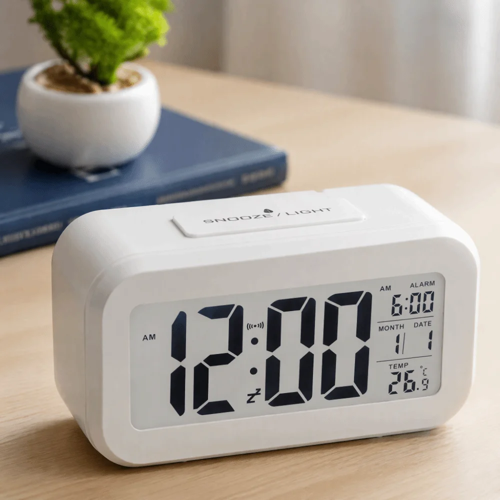 Battery Operated LED Alarm Clock Temperature Display Auto-Dim Display Desk Alarm Clock Snooze Function 12/24H Format