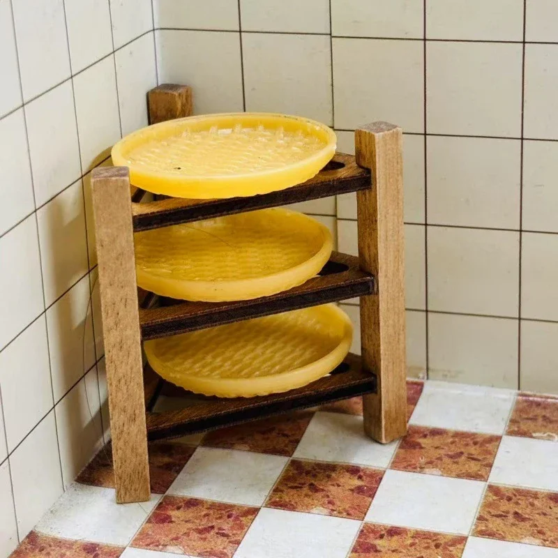 1 set casa delle bambole in miniatura multistrato triangolo di asciugatura scaffale di stoccaggio scaffale di stoccaggio degli alimenti decorazione della scena accessori della casa delle bambole