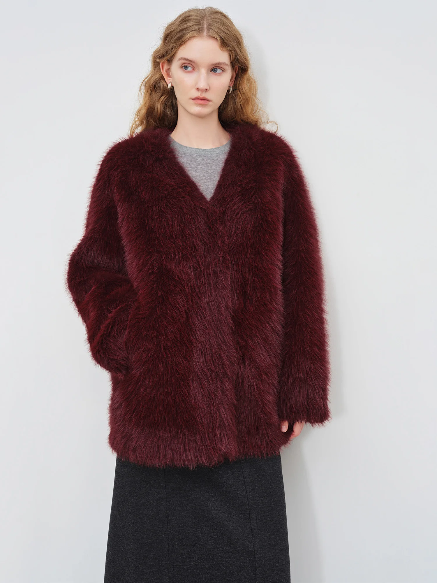 ZIQIAO سترات نسائية من الفرو الصناعي باللون العنابي للعام الجديد لشتاء 2025 نمط جديد من فرو الثعلب الصناعي معاطف قصيرة مزاجية بسيطة #5