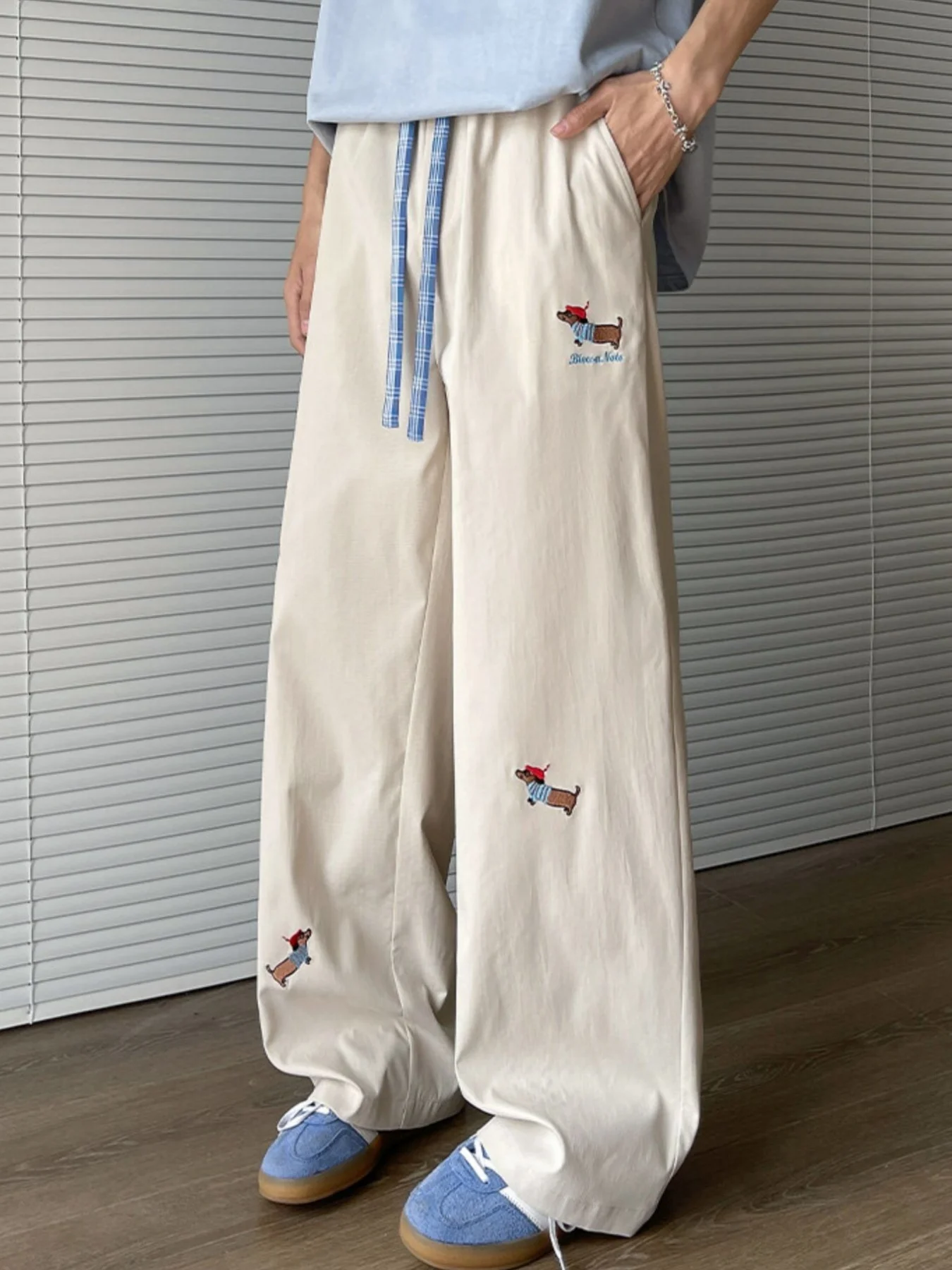 Novas calças esportivas casuais, novas calças de cintura alta para emagrecimento e aumento de altura, calças esportivas casuais de perna reta, estilo americano moderno e moderno, calças de perna reta bloqueadas de cor sólida para mulheres, primavera e outono bordadas