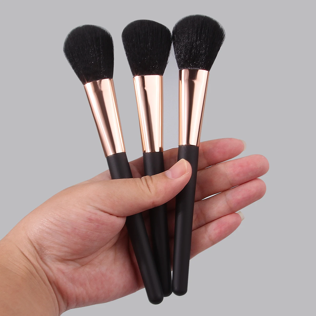 Pennello per trucco con manico in legno morbido da 3 pezzi, pennello per fard, pennello per cipria, pennello illuminante, strumento multifunzionale per la bellezza del viso