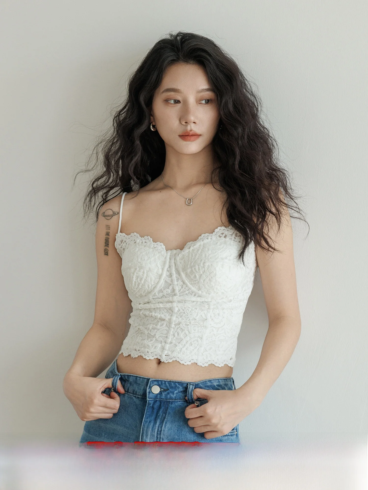 

Новый женский летний топ с кружевными бретелями, красивый дизайн, укороченный, для ношения под одеждой, модная верхняя одежда для женщин