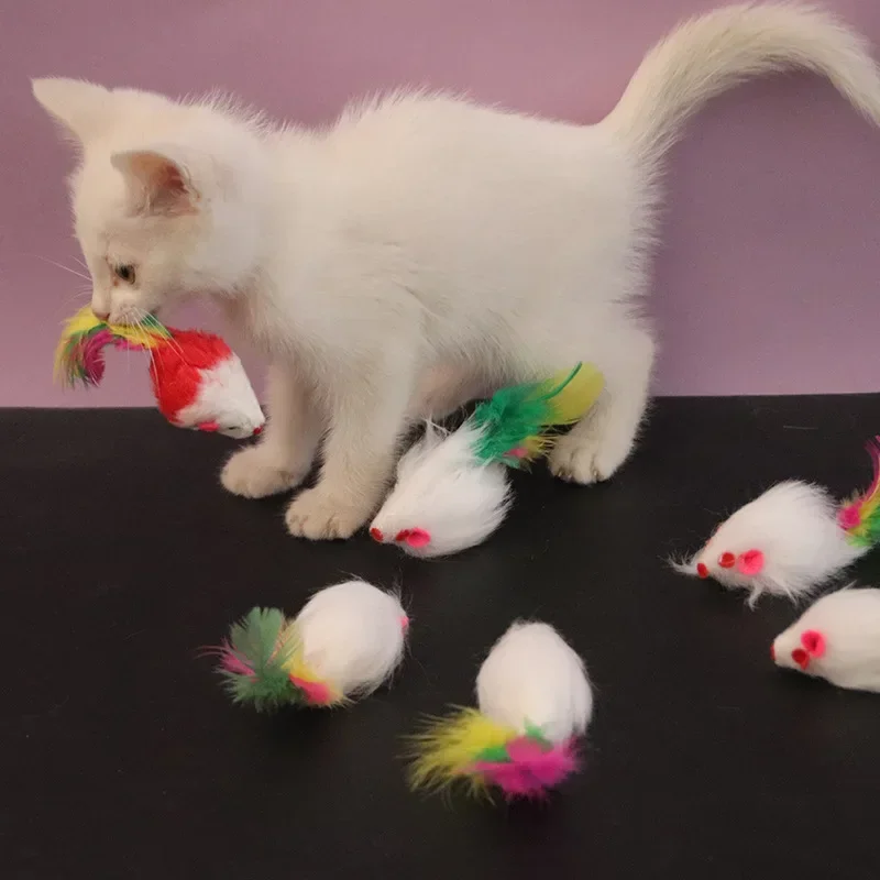 1 pièce Jouet interactif pour chat, souris factice en polaire douce et mignonne avec plumes colorées, jouet amusant pour le jeu et l'entraînement, pour chats et chatons, fournitures pour animaux de compagnie
