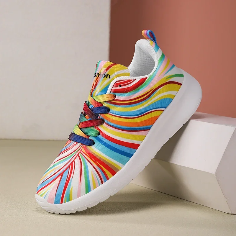 أحذية رياضية كاجوال مخططة بألوان قوس قزح للنساء، أحذية صيفية شبكية عصرية مسطحة للشاطئ والعطلات الترفيهية برباط للسيدات