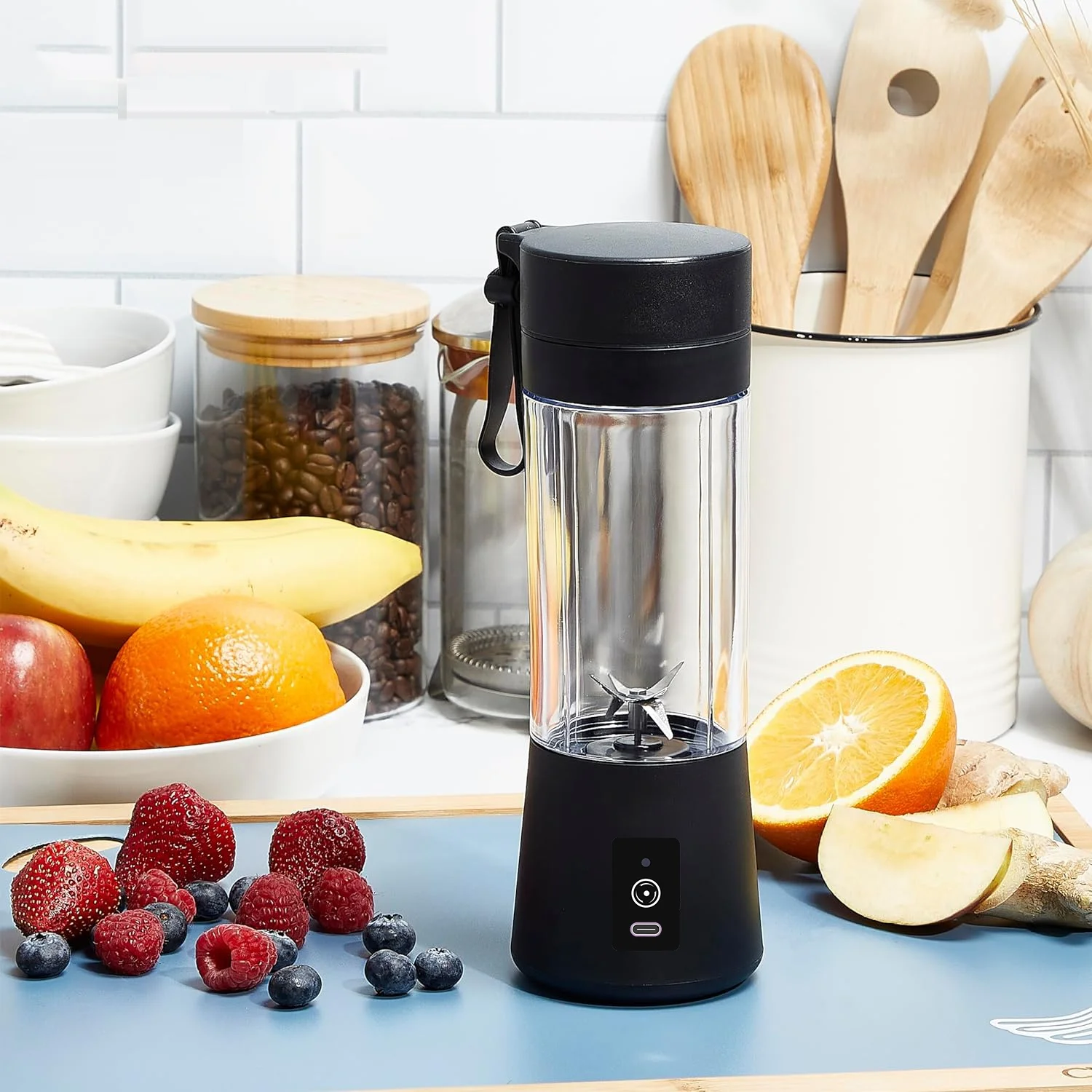 Manufacturer Best Seller Personal Use Small Kitchen Appliances 6 Blades Rechargeable Portable Blender Portable USB 380ml Blender